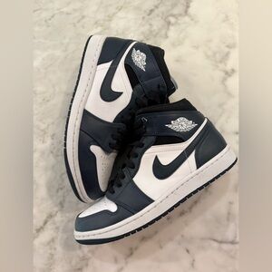 Air Jordan 1 mid armory navy!